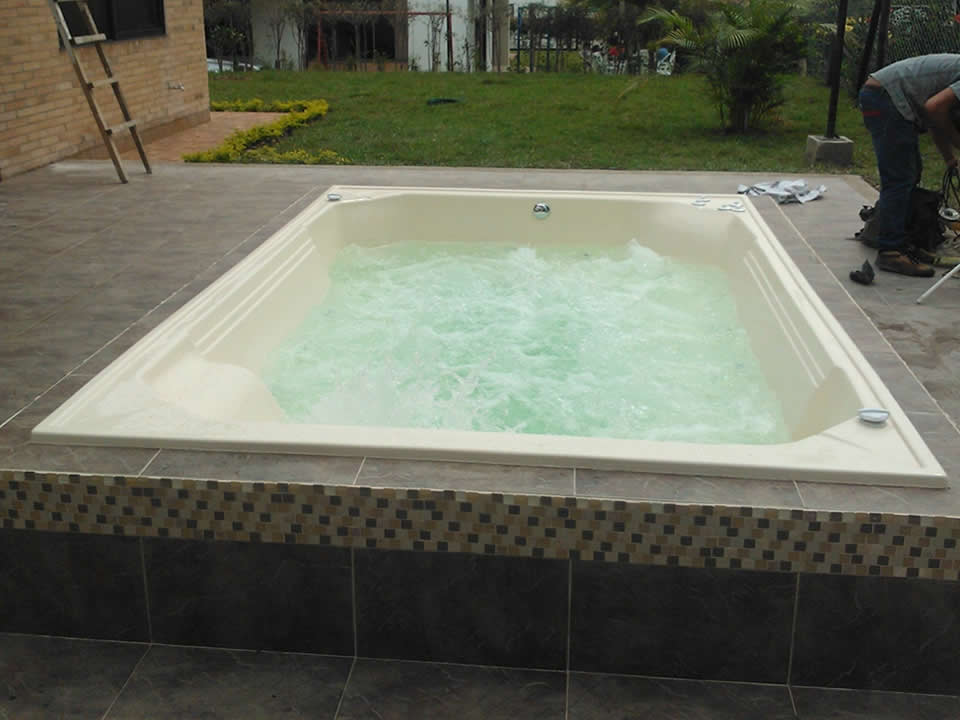 PISCINAS Y JACUZZIS PREFABRICADA SOBRE MOLDE